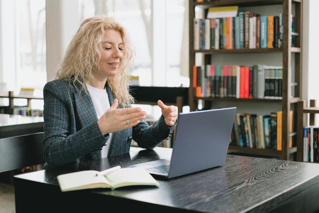 Para saber si un tutor de español online puede ser adecuado para ti, necesitas solicitar una clase de prueba.