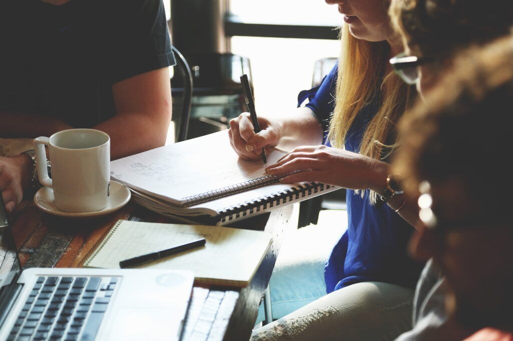 Los mejores cursos de español online fomentan el trabajo en grupo para practicar español de forma realista.
