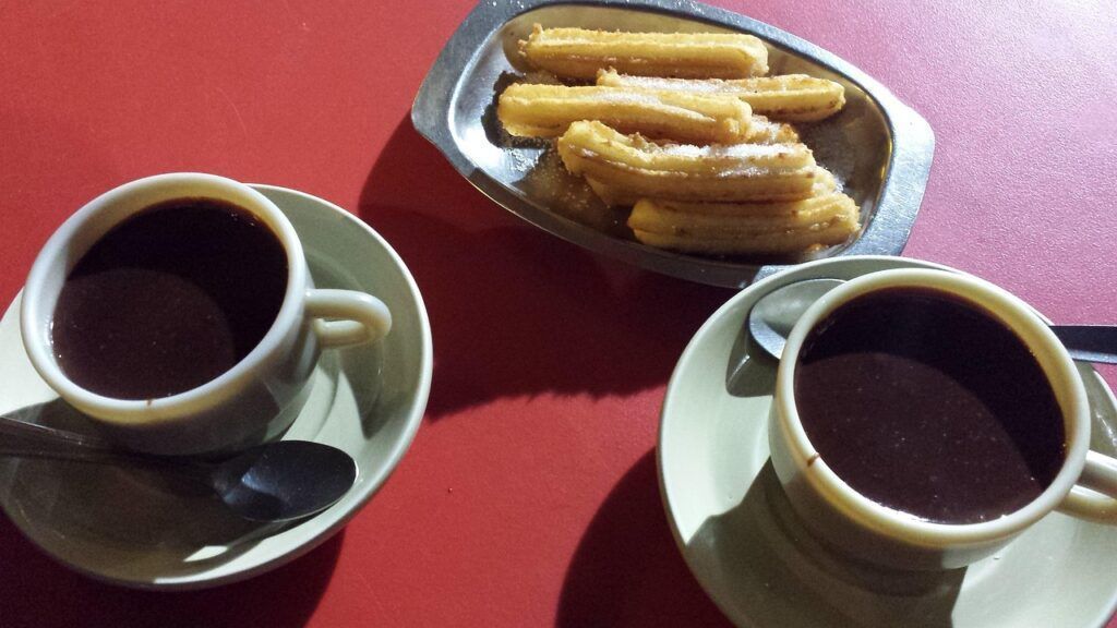 Desayuno español de chocolate con churros, curiosidades sobre España 